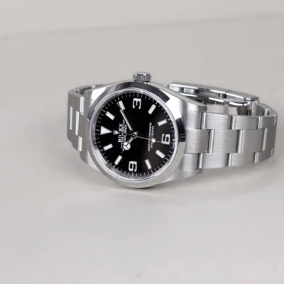 393180