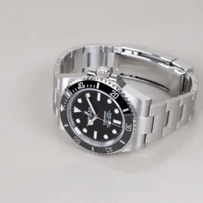 393100